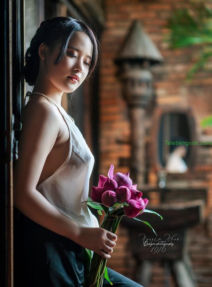 Ảnh vú đẹp sexy căng tròn lộ ti không che hồng hào của gái xinh